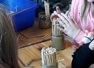 Wildbienennisthilfen basteln können auch schon die Kleinsten. Foto: NABU/Bettina Schroeder