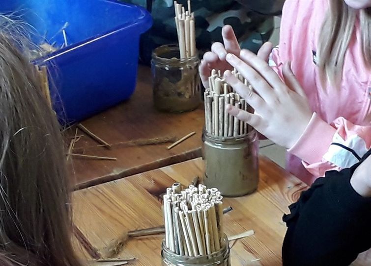 Wildbienennisthilfen basteln können auch schon die Kleinsten. Foto: NABU/Bettina Schroeder