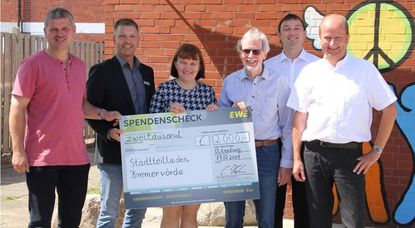 Große Freude über die Spende: EWE-Vertreter Stefan Kück und Stefan Krooß übergaben 2.000 Euro an die Repräsentanten des Stadtteilladens Elena Schweiz, Helmut Kück, Vikar Henrik Eggers und Pastor Volker Rosenfeld (v. li.).   Foto: ue