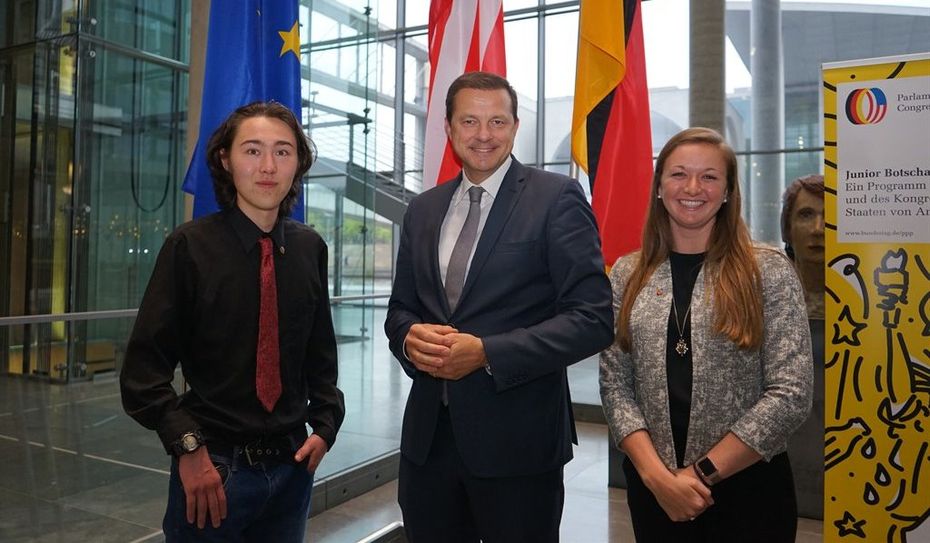 PPP-Stipendiaten aus den USA Sarah Schweitzer und Konoha Tomono-Duval lebten für ein Jahr in Buxtehude und Stade. Während ihres Aufenthaltes besuchten sie Oliver Grundmann im Bundestag in Berlin.  Foto: eb