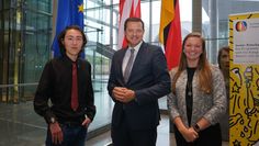 PPP-Stipendiaten aus den USA Sarah Schweitzer und Konoha Tomono-Duval lebten für ein Jahr in Buxtehude und Stade. Während ihres Aufenthaltes besuchten sie Oliver Grundmann im Bundestag in Berlin.  Foto: eb