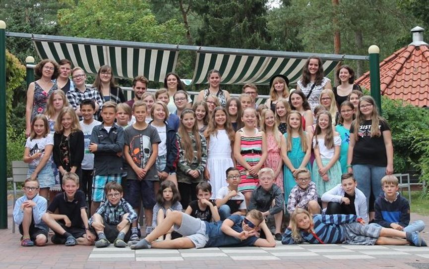 Die Freizeitgruppe mit Leiterin Birgit Martens (hintere Reihe, 1. v. l.) sowie den Betreuerinnen und Betreuern.  Foto: eb