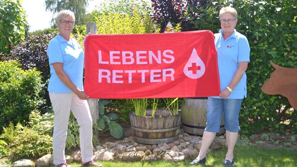 Bärbel Kohnke und Jutta Burfeindt von der Blutspende-Verpflegungsgruppe des DRK-Ortsvereins Bremervörde.   Foto: St. Jeschke/DRK)