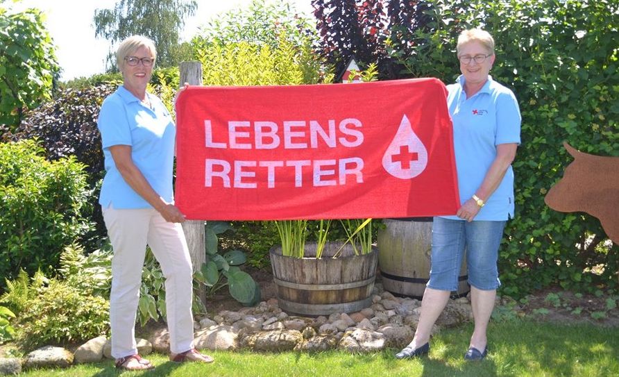 Bärbel Kohnke und Jutta Burfeindt von der Blutspende-Verpflegungsgruppe des DRK-Ortsvereins Bremervörde.   Foto: St. Jeschke/DRK)