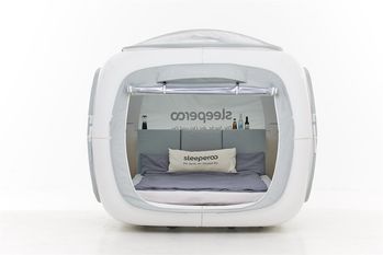 Durchaus komfortabel: Der sleep Cube, in dem man von August bis Mitte Oktober direkt am Vörder See übernachten kann. Foto:eb