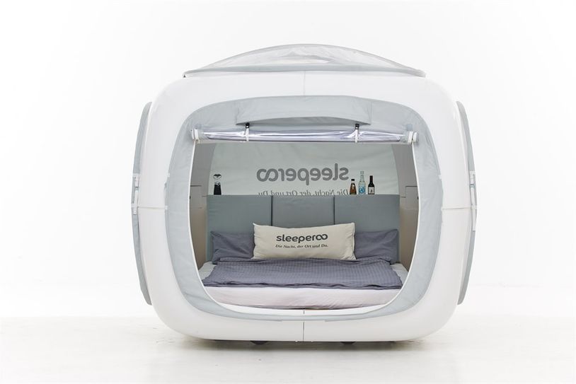 Durchaus komfortabel: Der sleep Cube, in dem man von August bis Mitte Oktober direkt am Vörder See übernachten kann. Foto:eb