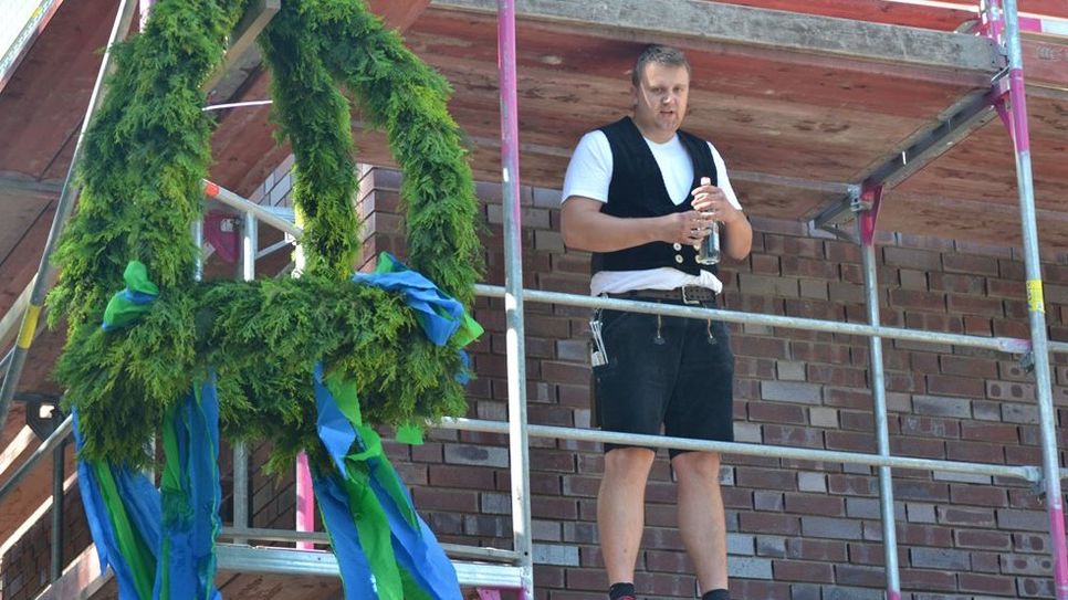 Das Richtfest ist ein Fest der Handwerker: Zimmerermeister Henrik Middendorf wünschte dem Bauherrn und den zukünftigen Bewohnern, dass sie kein Leid betrüben werde.  Foto: ui