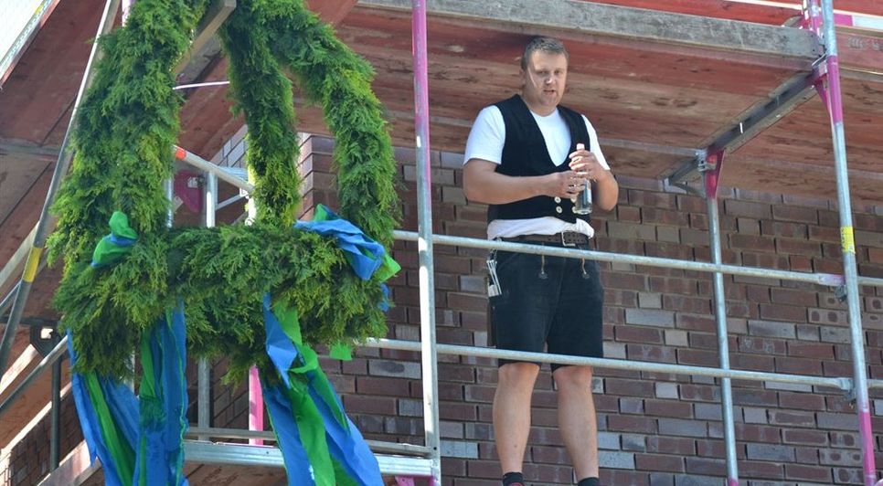 Das Richtfest ist ein Fest der Handwerker: Zimmerermeister Henrik Middendorf wünschte dem Bauherrn und den zukünftigen Bewohnern, dass sie kein Leid betrüben werde. Foto: ui