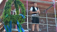 Das Richtfest ist ein Fest der Handwerker: Zimmerermeister Henrik Middendorf wünschte dem Bauherrn und den zukünftigen Bewohnern, dass sie kein Leid betrüben werde.  Foto: ui