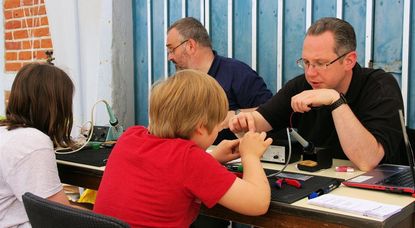An der Bastel- und Lötstation erfuhren die jüngeren Besucher, dass handwerkliches Geschick beim Funken vorteilhaft ist. Foto: lse