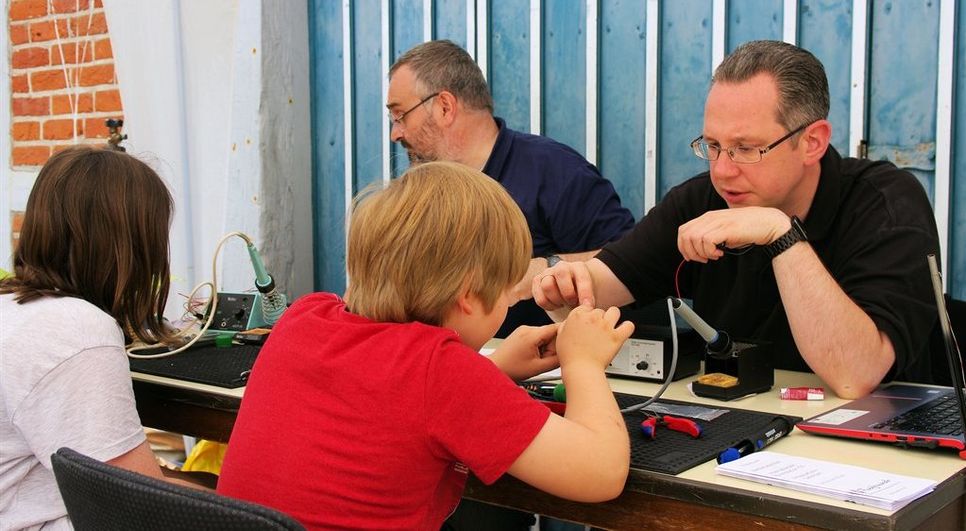 An der Bastel- und Lötstation erfuhren die jüngeren Besucher, dass handwerkliches Geschick beim Funken vorteilhaft ist.  Foto: lse
