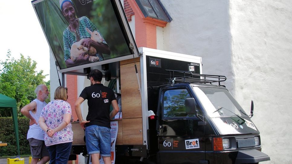Mit einer Piaggio Ape war am Mittwoch das Hilfswerk „Brot für die Welt“ nach Osterholz-Scharmbeck gekommen.  Foto: lse