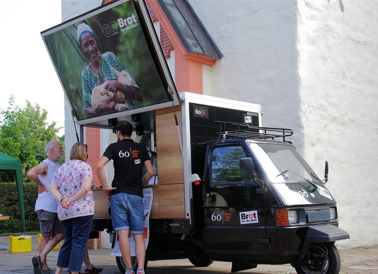 Mit einer Piaggio Ape war am Mittwoch das Hilfswerk „Brot für die Welt“ nach Osterholz-Scharmbeck gekommen.  Foto: lse