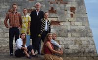 Das Ensemble von „Souvenir 1870“ (Mitte: Richard Gonlag) bei Proben vor der Zitadelle auf der Île d‘Oléron.  Foto: eb