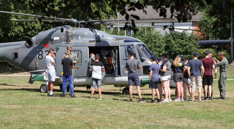 Die Landung eines Hubschraubers des Typs Sea Lyux Mk 88A des Marinegefliegergeschwaders  5 aus Nordholz zählte zu den Höhepunkten des Jugendzeltlagers.  Fotos: sla