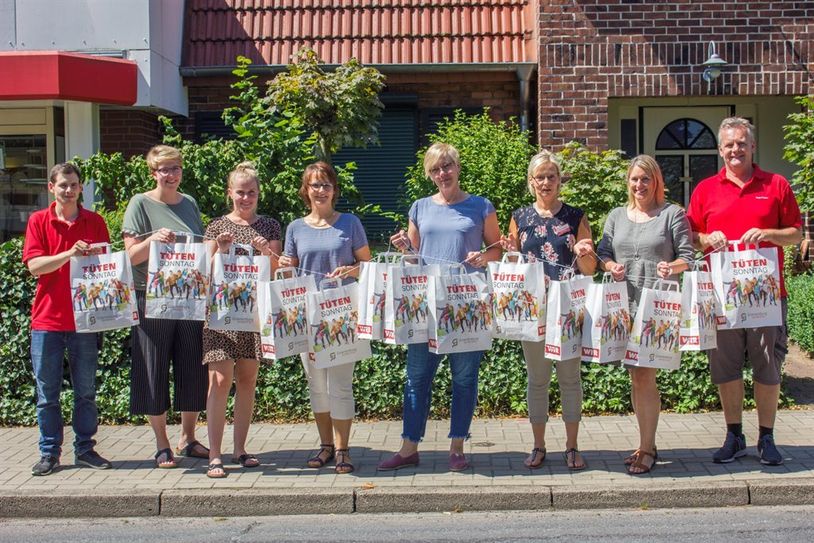 Bis die Tüte platzt: Die Moormetropole Gnarrenburg lädt am 4. August zum überregional beliebten Tütensonntag ein, wo die Preise fallen und die Freude steigt.  Foto: eb