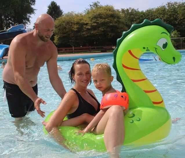 Der vierjährige Anton genießt mit seinen Eltern Dennis und Katharina im Gnarrenburger Waldbad Badespaß in Vollendung. Foto: im