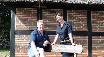 Anke Fiedler, Tourismusbeauftragte, und Ludger Kalmer, Vorsitzender des Heimatvereines, freuen sich auf ein spannendes Konzert und einen tollen Abend.  Foto: mf