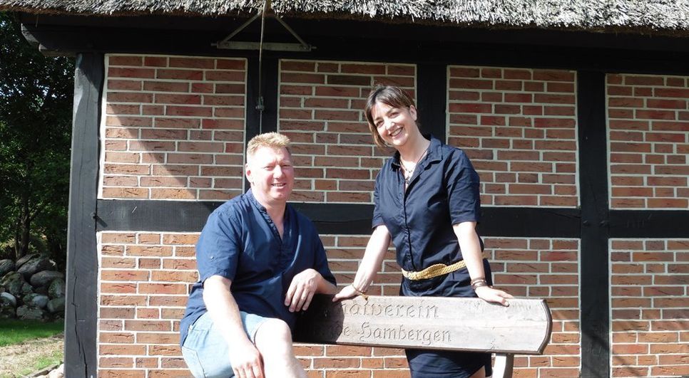 Anke Fiedler, Tourismusbeauftragte, und Ludger Kalmer, Vorsitzender des Heimatvereines, freuen sich auf ein spannendes Konzert und einen tollen Abend.  Foto: mf