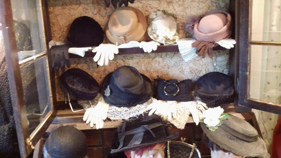 In der Ausstellung gibt es Hutbedeckungen aus vielen Epochen zu bestaunen.  Foto: eb
