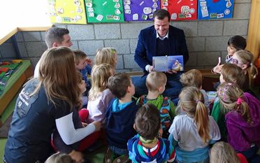 Vorlesetag im Kindergarten mit dem Bundestagsabgeordneten Oliver Grundmann.  Foto: eb