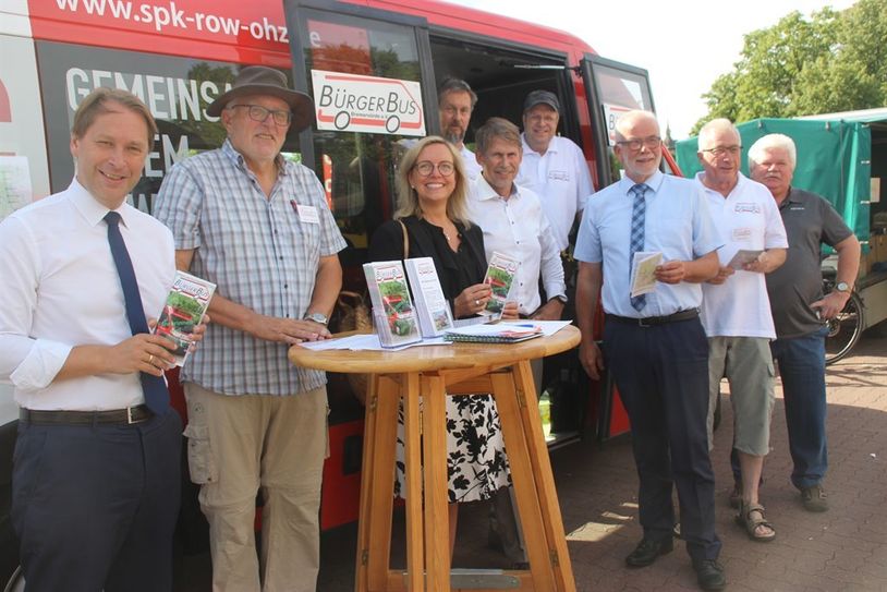 Mitglieder des BürgerBus Vereins Bremervörde und Sponsoren freuten sich über das Interesse der Bürger über das neue Nahverkehrsangebot.  Foto: im
