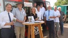 Mitglieder des BürgerBus Vereins Bremervörde und Sponsoren freuten sich über das Interesse der Bürger über das neue Nahverkehrsangebot.  Foto: im