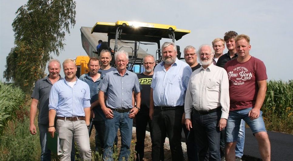 Rundum zufriedene Gesichter bei der Baubesprechung am Nordahner Kirchweg.  Foto: sla