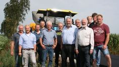 Rundum zufriedene Gesichter bei der Baubesprechung am Nordahner Kirchweg.  Foto: sla