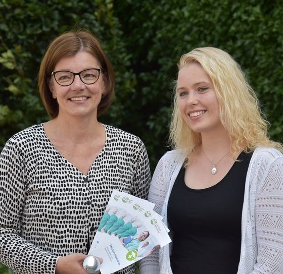 Carmen Menzel, Amtsärztin im Gesundheitsamt, und Stipendiatin Anna Kalies-Fricke.  Foto: eb