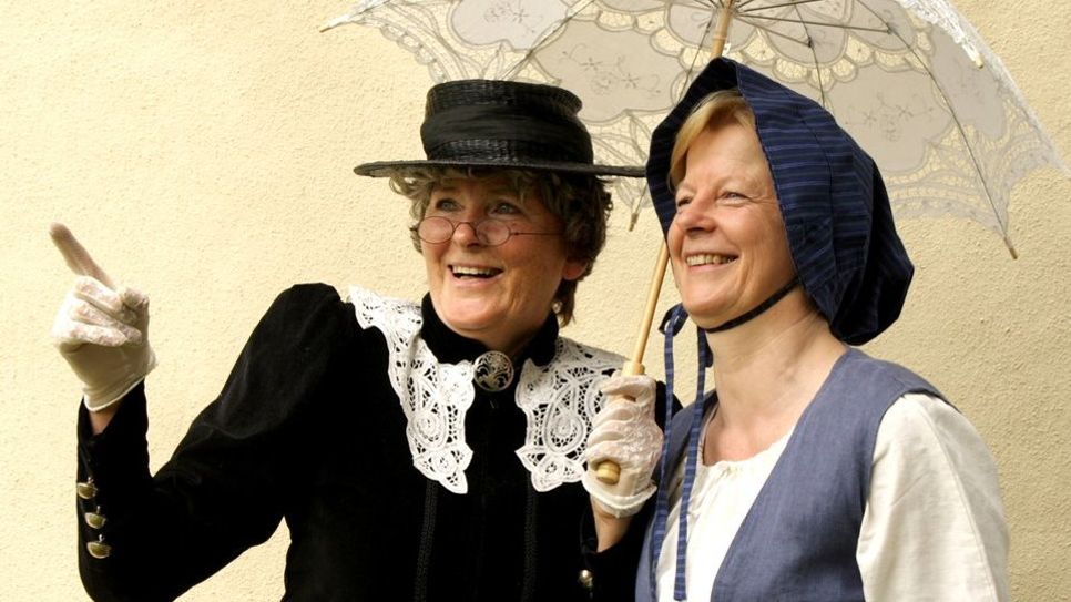 Regina Behnken (links) und Anita Ross vermitteln Geschichte mit viel Charme.  Foto: Bachmann-Museum