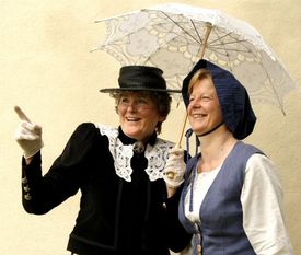Regina Behnken (links) und Anita Ross vermitteln Geschichte mit viel Charme.  Foto: Bachmann-Museum