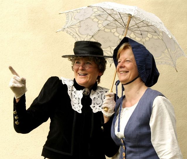 Regina Behnken (links) und Anita Ross vermitteln Geschichte mit viel Charme.  Foto: Bachmann-Museum