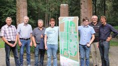Gemeinsam ein tolles Projekt für die Kriegsgräberstätte Sandbostel auf die Beine gestellt: Ernst Müller, Leiter des Katasteramtes Bremervörde, Diplomingenieur Dieter Reimer, Ausbildungsleiter Hans Murken, die Projekt-Azubis Leon Harms und Joshua Krusewitz, hier zusammen mit Günther Justen-Stahl, Vorstandsvorsitzender der Stiftung Lager Sandbostel, und Stiftungs-Archivar Ronald Sperling (von links).  Foto: ue