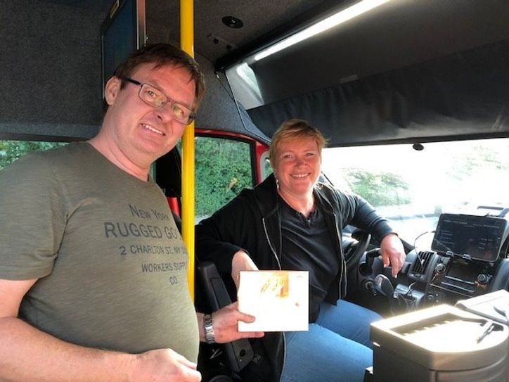 Gerd Schlobohm überraschte die Premieren-Fahrerin Andrea Michaelis mit Nervennahrung für ihre erste Fahrt.   Foto: eb