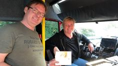 Gerd Schlobohm überraschte die Premieren-Fahrerin Andrea Michaelis mit Nervennahrung für ihre erste Fahrt.   Foto: eb