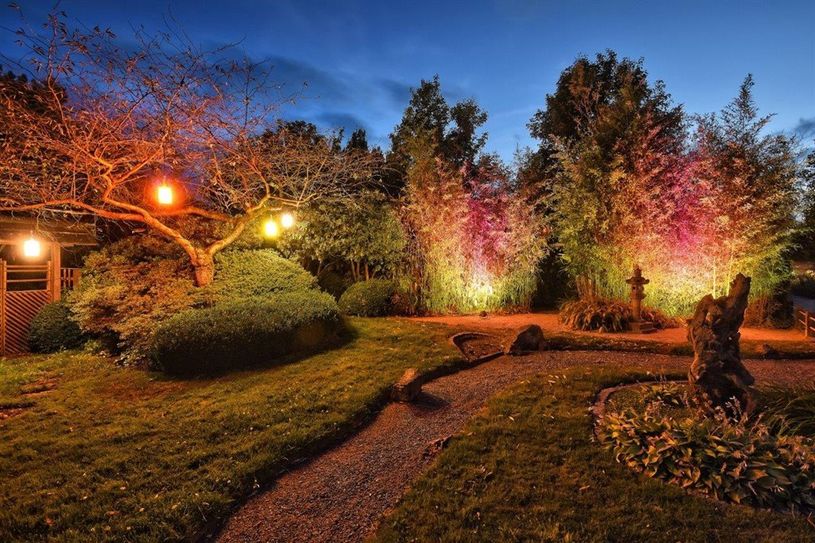 Mit akzentuierten und wohnlichen Lichteffekten schaffen Beleuchtungsexperten völlig neue Perspektiven auf ausgewählte Gärten und Parkbereiche. Foto: eb/Hans Jürgen Zietz