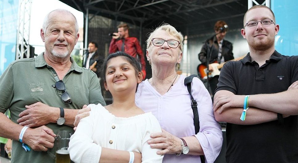Für sie spielte die Musik: Niemand Geringeres als die Afterburner (diesmal mal im Hintergrund) wurden für das erste Open-Air-Event der Osterholzer Stadtwerke zu Ehren der Ehrenamtlichen engagiert, hier eine kleine Auswahl mit den stolzen Torkahnschiffern aus OHZ (Günter Röcker), der stolzen Tiertafel (Juanna und Christa Hase), der stolzen Osterholz-Scharmbecker Feuerwehr (Tim Elksnat). Foto: ek