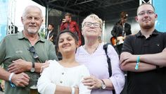 Für sie spielte die Musik: Niemand Geringeres als die Afterburner (diesmal mal im Hintergrund) wurden für das erste Open-Air-Event der Osterholzer Stadtwerke zu Ehren der Ehrenamtlichen engagiert, hier eine kleine Auswahl mit den stolzen Torkahnschiffern aus OHZ (Günter Röcker), der stolzen Tiertafel (Juanna und Christa Hase), der stolzen Osterholz-Scharmbecker Feuerwehr (Tim Elksnat). Foto: ek