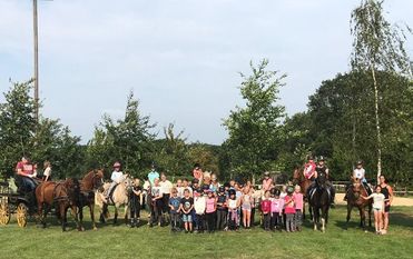 38 Kinder besuchten den Reit- und Fahrverein Kuhstedt e. V. im Rahmen ihres Ferienprogramms.