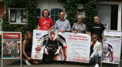 Sie erwarten auf dem Bremervörder Seefest Räder, Rhythmus und eine rauschende Party (von links): Thelke Scholz (TANDEM-Vorstand), Andreas von Glahn, Andreas Lemke (Autohaus Spreckelsen), Marianne Regenberg (TANDEM-Vorstand), Jens Rugen und Manuela Seifart.  Foto: sla
