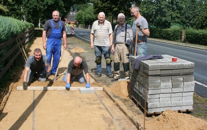 Beim Ausbau des Gehweges an der Großen Straße legen die Mittelstenaher Männer selbst Hand an.  Foto: sla