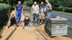 Beim Ausbau des Gehweges an der Großen Straße legen die Mittelstenaher Männer selbst Hand an.  Foto: sla