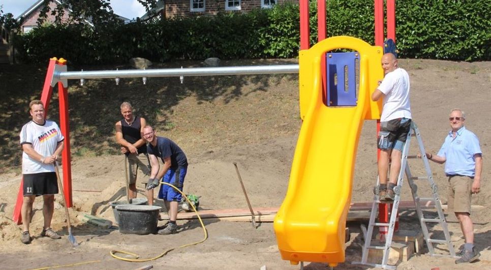 Ortsratsmitglieder und Familienväter ließen ordentlich die Muskelspielen, um den in die Jahre gekommenen Spielplatz wieder auf Vordermann zu bringen.  Foto: im