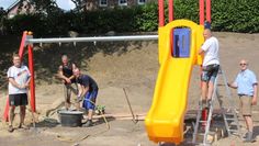 Ortsratsmitglieder und Familienväter ließen ordentlich die Muskelspielen, um den in die Jahre gekommenen Spielplatz wieder auf Vordermann zu bringen.  Foto: im