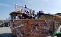 Frau und Herr Heuballen laden die Dorfgemeinschaft Lesumstotel/Werschenrege zum stroh-fröhlichen Erntefest ein.  Foto: eb