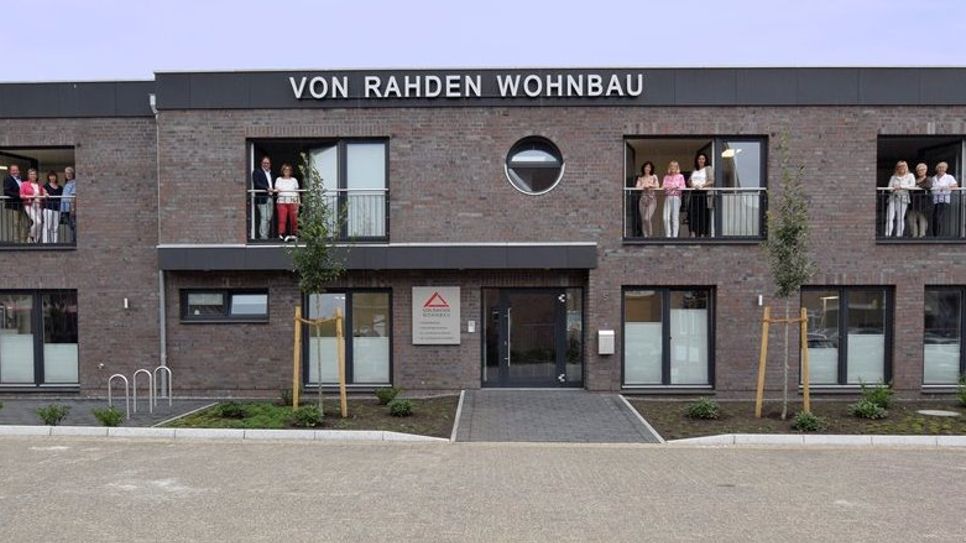 Das Team der von Rahden Wohnbau GmbH &amp; Co. KG feiert sein 25 jähriges Jubiläum in seinem eleganten neuen Bürogebäude.