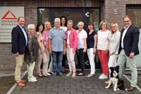 Das Team der von Rahden Wohnbau GmbH &amp; Co. KG feiert sein 25 jähriges Jubiläum in seinem eleganten neuen Bürogebäude.