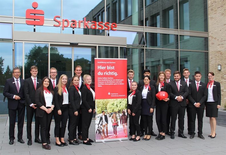 Vorstandsvorsitzender Ulrich Messerschmidt (l.) und Ausbildungsleiterin Andrea Schünemann (r.) begrüßten die 16 neuen Auszubildenden der Sparkasse Rotenburg Osterholz in der Zevener Hauptstelle der Bank.  Foto: ue