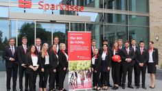 Vorstandsvorsitzender Ulrich Messerschmidt (l.) und Ausbildungsleiterin Andrea Schünemann (r.) begrüßten die 16 neuen Auszubildenden der Sparkasse Rotenburg Osterholz in der Zevener Hauptstelle der Bank.  Foto: ue